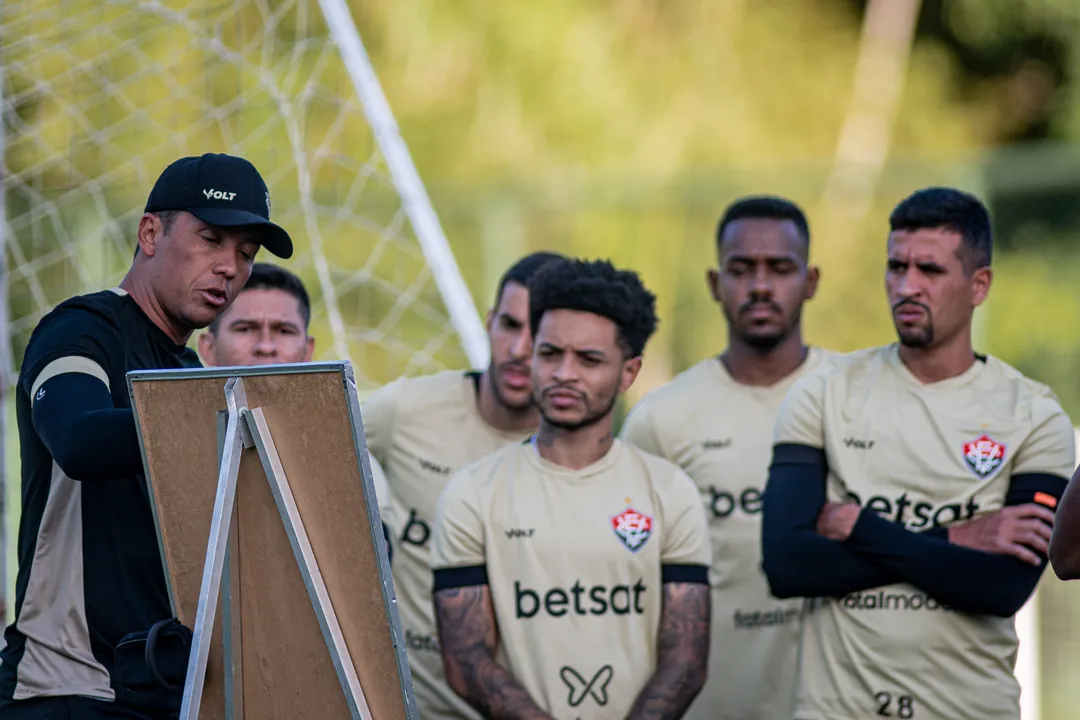 Técnico Thiago Carpini orienta o elenco antes das atividades na Toca do Leão