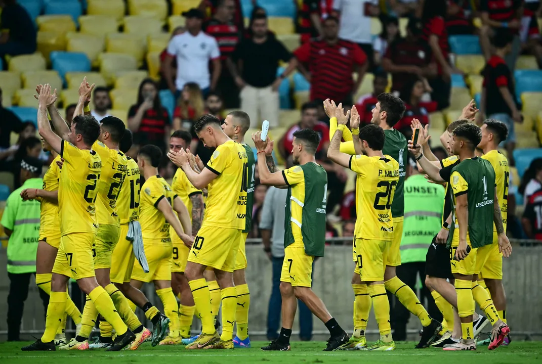 Jogadores do Peñarol comemoram a importante vitória diante do Flamengo no Maracanã