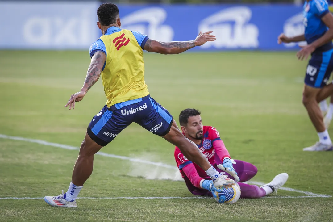 Rafael Ratão e Marcos Felipe disputando bola em treino realizado nesta segunda