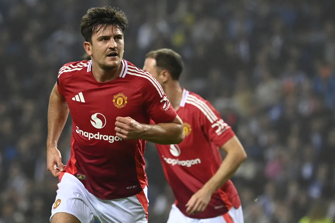 O zagueiro Harry Maguire salva a pele do Manchester United na Liga Europa