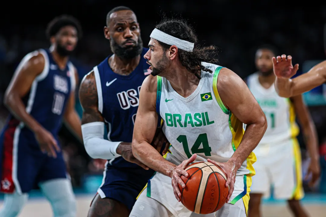 Imagem ilustrativa da imagem Com show de Lebron James, Brasil é eliminado para os EUA no basquete