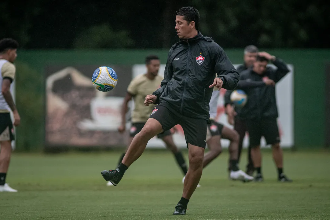 Thiago Carpini comandou atividade sob chuva na Toca do Leão