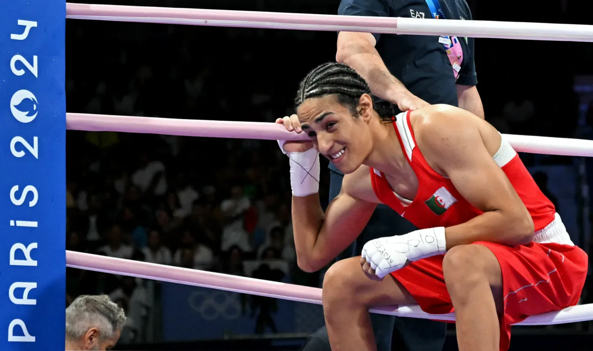 Pugilista argelina Imane Khelif após o combate contra a italiana Angelina Carini