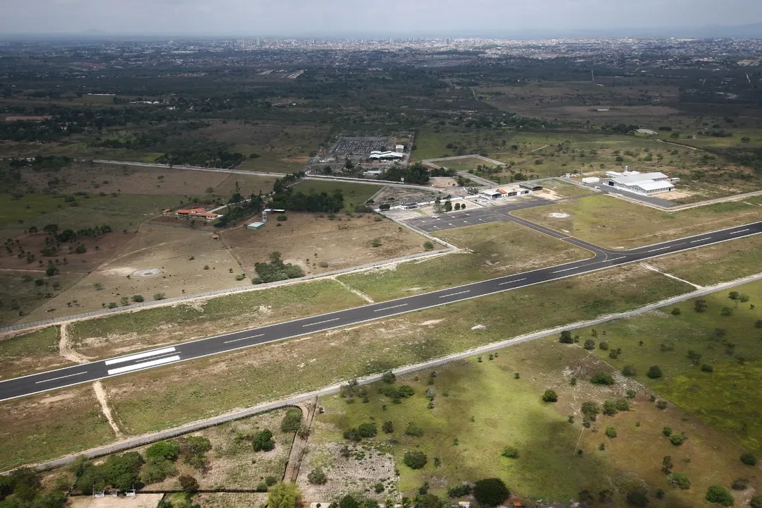 Pista do Aeroporto Governador João Durval, em Feira de Santana