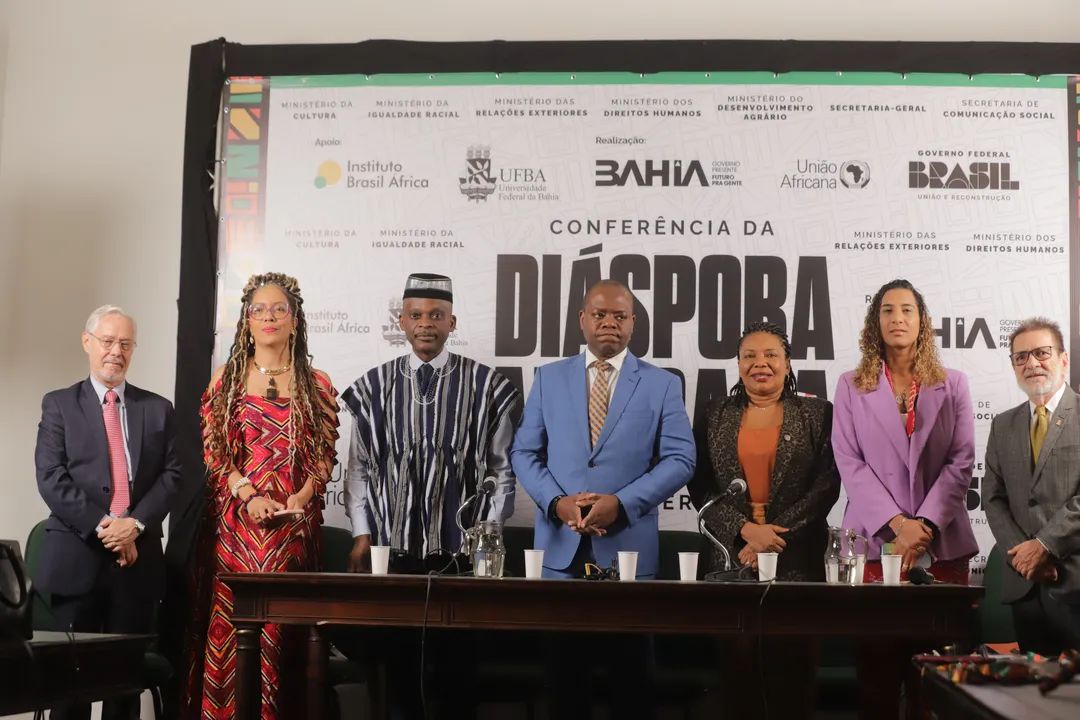 João Bosco, Ângela Guimarães, Robert Dussey, Silvio Almeida, Margareth Menezes, Anielle Franco e Paulo Miguez em evento na Reitoria da Ufba