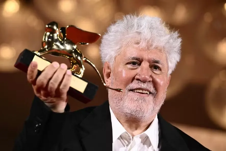 Pedro Almodóvar vence Leão de Ouro em Veneza por seu novo filme