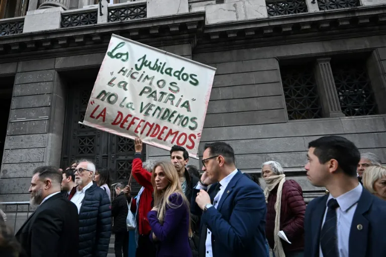 Imagem ilustrativa da imagem Congresso argentino ratifica veto de Milei à lei sobre aposentadoria