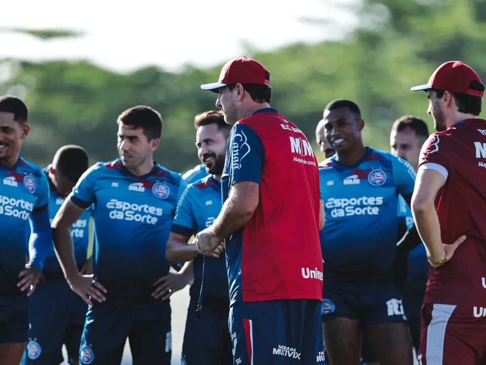 Rogério Ceni orienta o grupo do Bahia antes do treino no CT Evaristo de Macedo