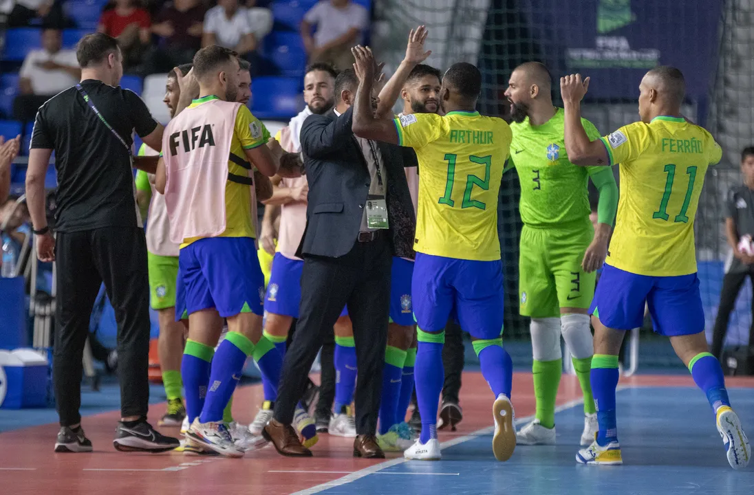 Time brasileiro celebra a classificação às quartas de final da Copa do Mundo