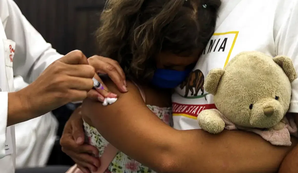 A vacina disponível no Brasil é segura e eficaz e precisa de três doses para conferir proteção
