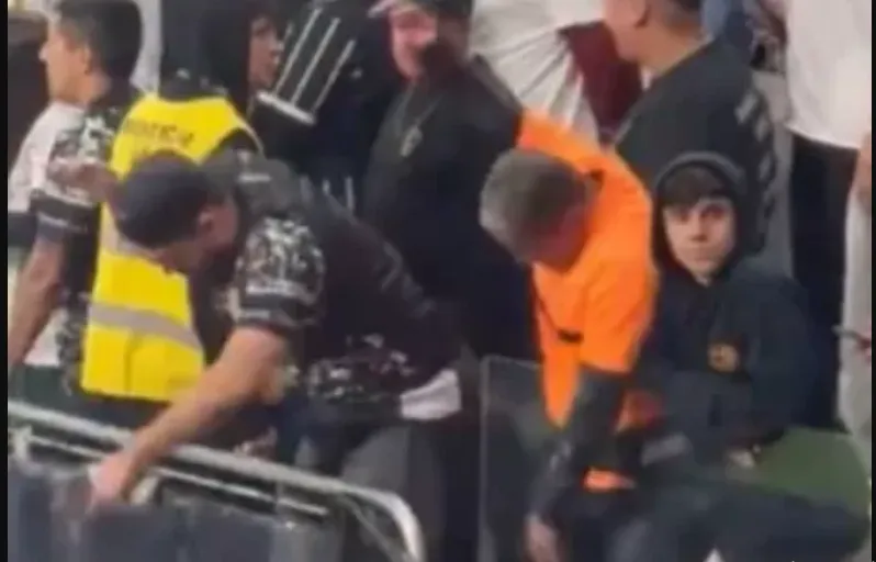 Torcedores do Corinthians simulam nado durante jogo contra o Grêmio