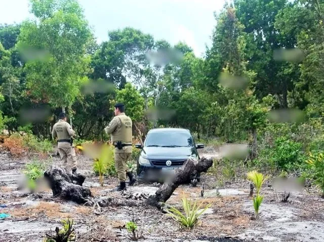 Corpo foi encontrado na parte traseira de carro