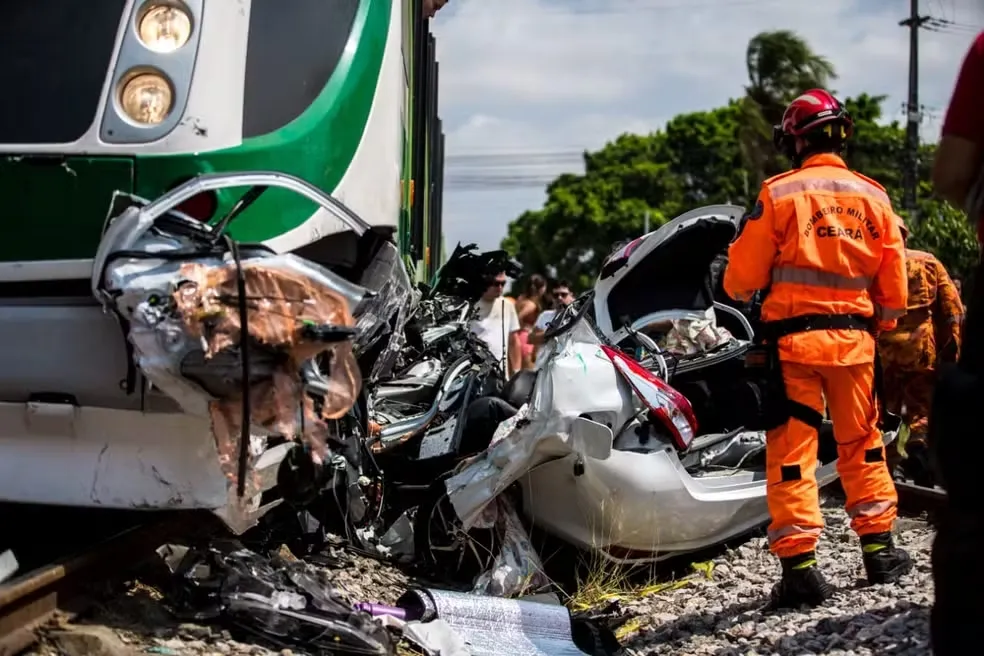 O carro estava atravessando a linha férrea, momento no qual foi atingido e arrastado pelo VLT