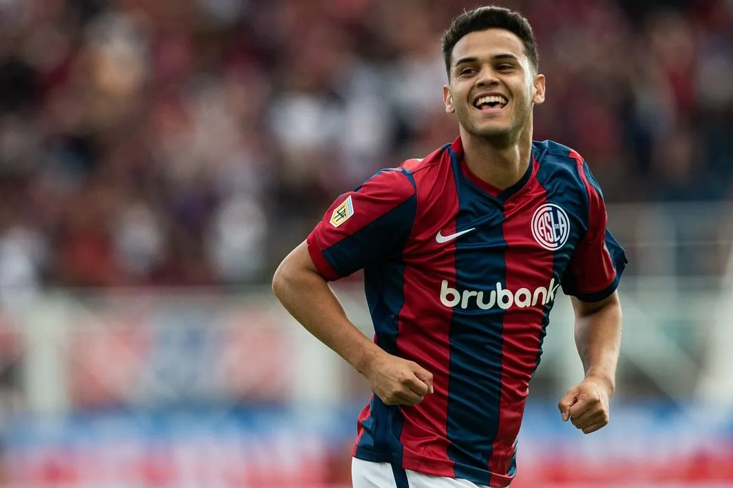 Cristian Ferreira em campo pelo San Lorenzo, da Argentina