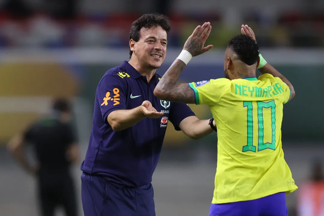 Fernando Diniz celebra gol da Seleção Brasileira com Neymar, em 2023