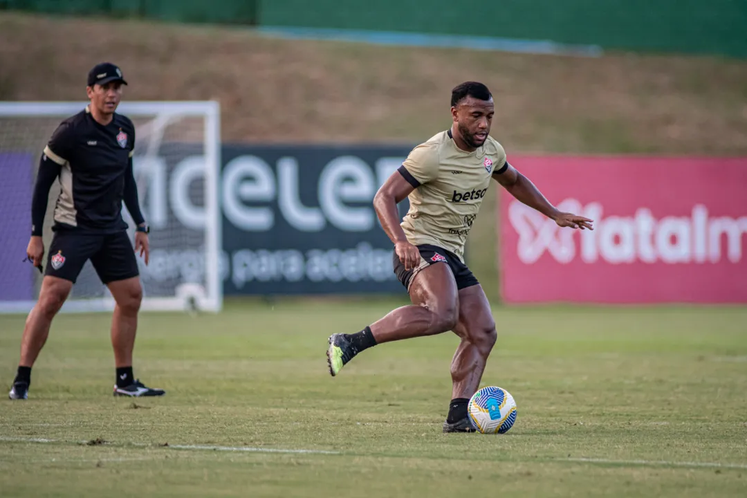 Luan Santos retorna aos treinamentos com bola na Toca