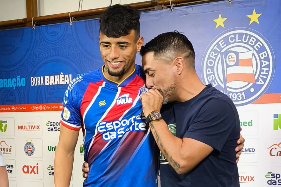 Liber Vega beija o escudo do Bahia após apresentação do sobrinho Lucho Rodriguez