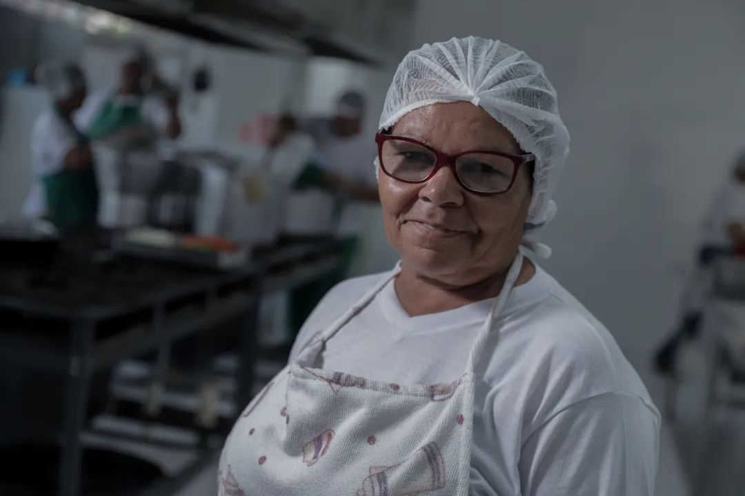 Dia dos profissionais de educação. 
Na foto, Helena Lago Souza, 65, merendeira no Colégio Estadual Rômulo Almeida