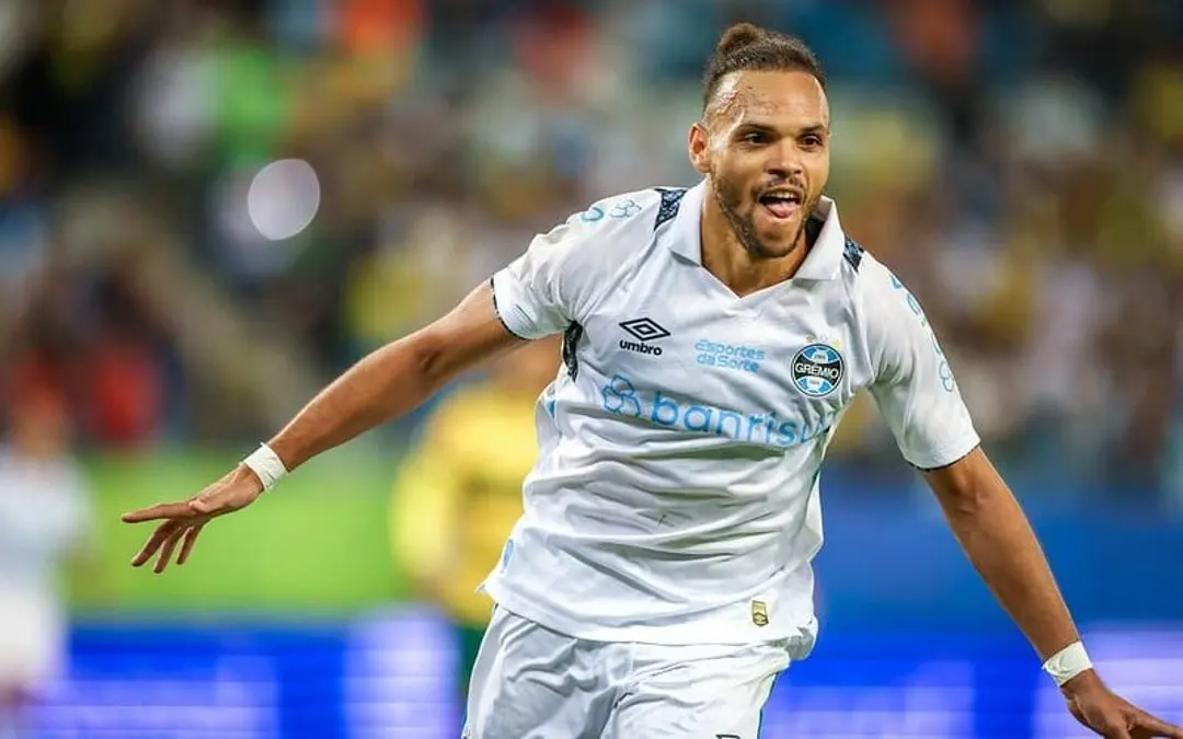 Dinamarquês Martin Braithwaite comemorando gol pelo Grêmio no Brasileirão