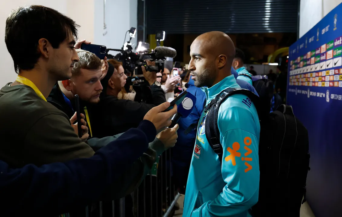 Lucas Moura concede entrevista após derrota do Brasil