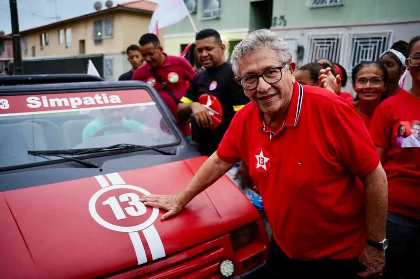 Candidato à prefeitura de Camaçari, Luiz Caetano (PT), durante caminhada