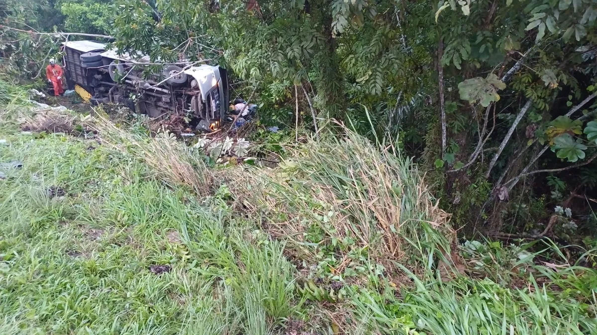 Acidente com micro-ônibus deixou quatro mortos.