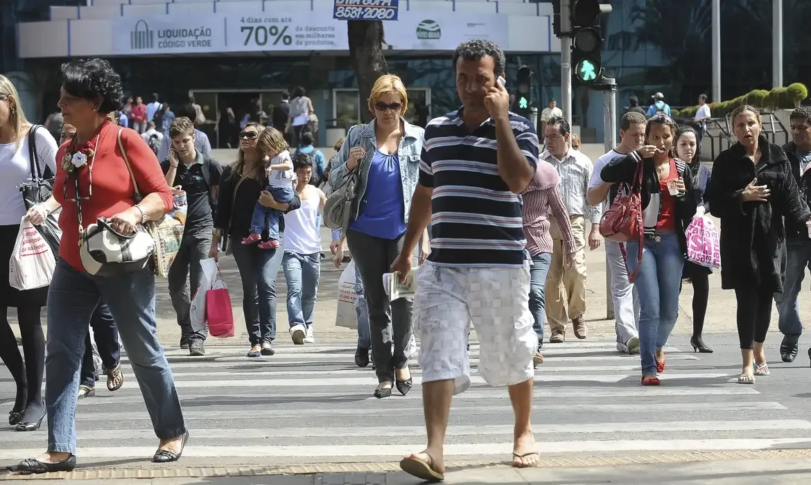 Imagem ilustrativa da imagem Desemprego cai para 6,9%, menor índice do trimestre desde 2014