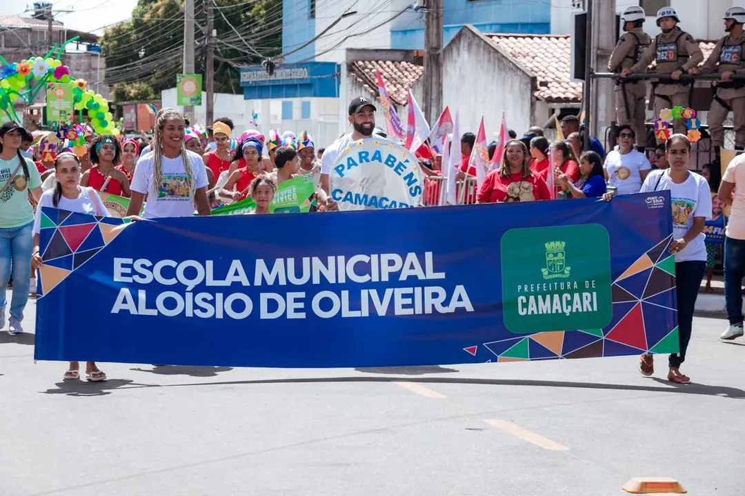 O desfile contou com a participação de aproximadamente 1.500 estudantes