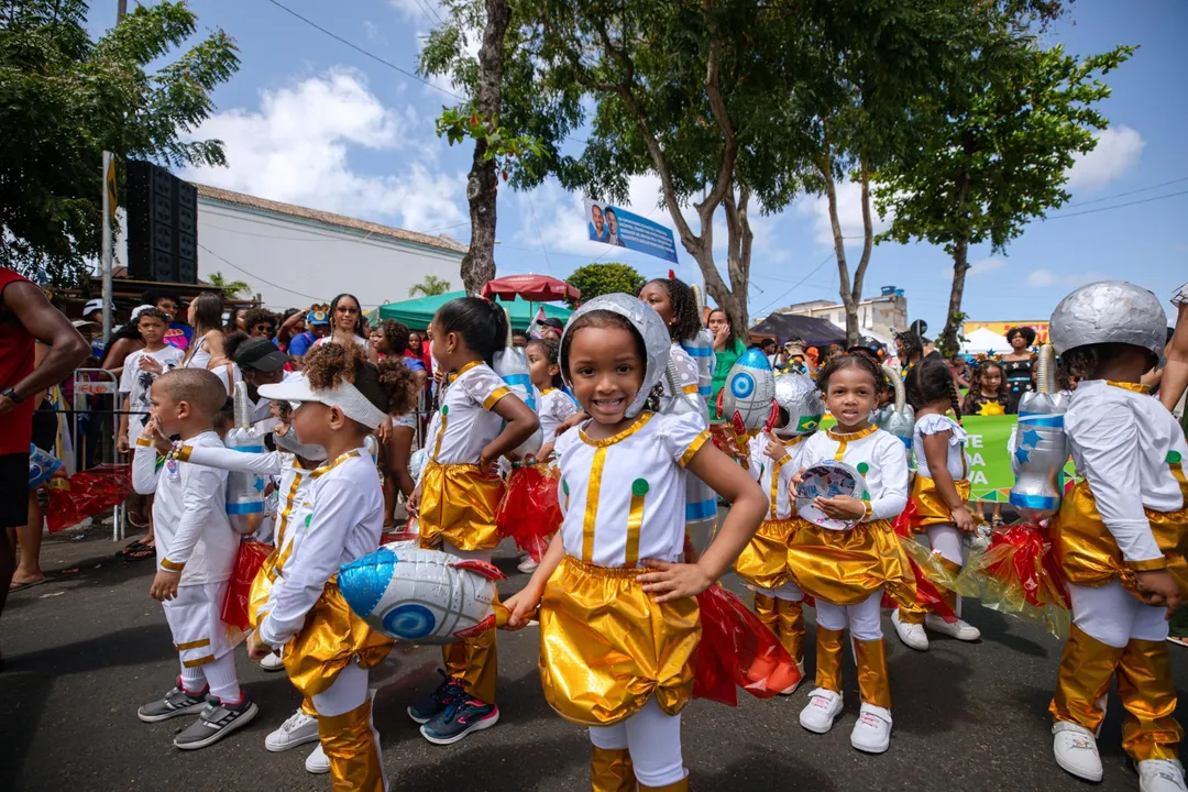 Imagem ilustrativa da imagem Desfile cívico de Vila de Abrantes celebra história e belezas de Camaçari