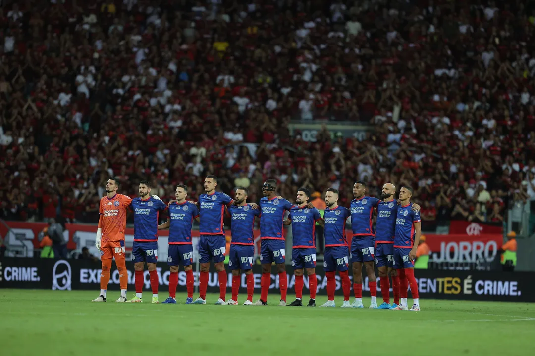 Time do Bahia durante minuto de silêncio antes do jogo contra o Flamengo, na última quarta-feira, 28