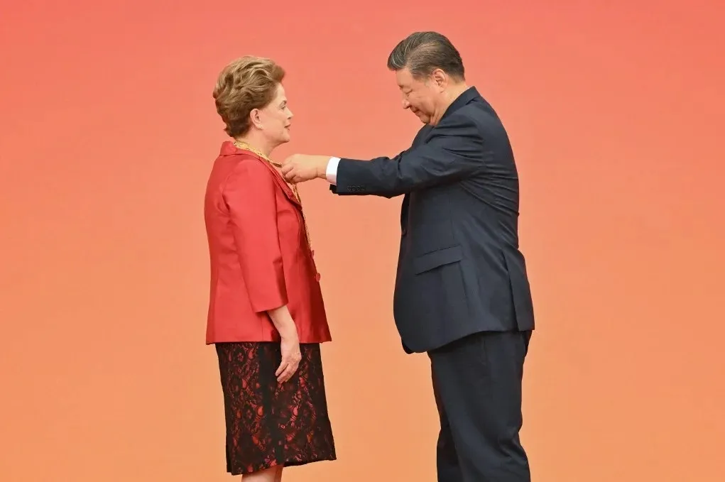 Xi Jinping concede honraria a Dilma Rousseff, em Pequim