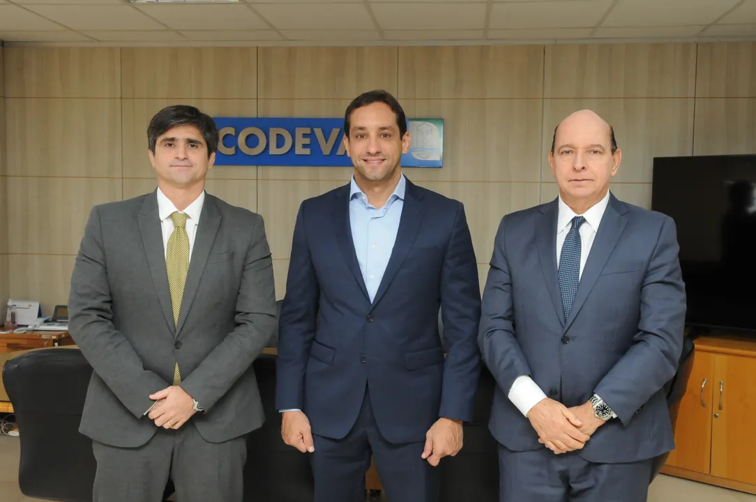 Na foto, o presidente do Grupo A TARDE, João Mello Leitão; o diretor de Relações Institucionais do Grupo A TARDE, Luciano Neves, e o diretor-presidente da Codevasf, Marcelo Moreira (ao centro)