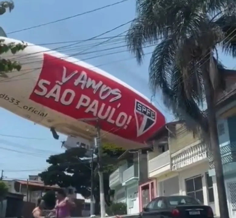 Imagem ilustrativa da imagem Dirigível com escudo do São Paulo cai em Osasco; veja vídeo