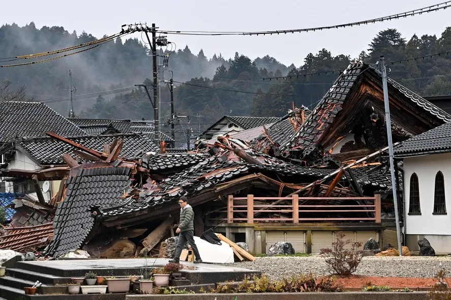 Escombros de casa destruída pelo terremoto no Japão em janeiro deste ano