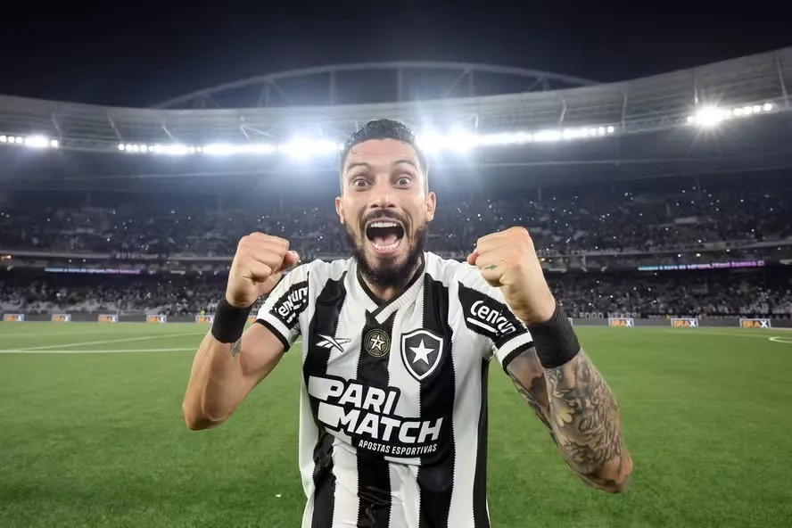 Alex Telles é lateral-esquerdo titular do Botafogo