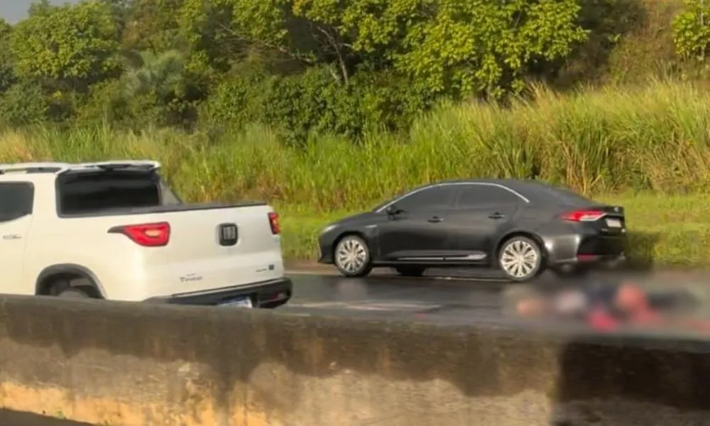 Por conta da batida, o trânsito está bastante congestionado na região