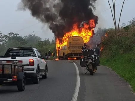 O tráfego de veículos no local foi interrompido gerando grande congestionamento