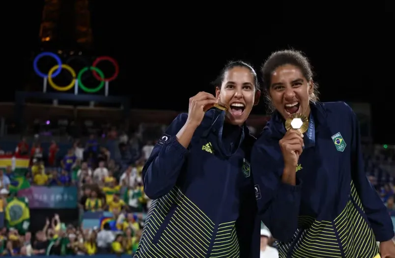 Ana Patrícia e Duda com a medalha de ouro