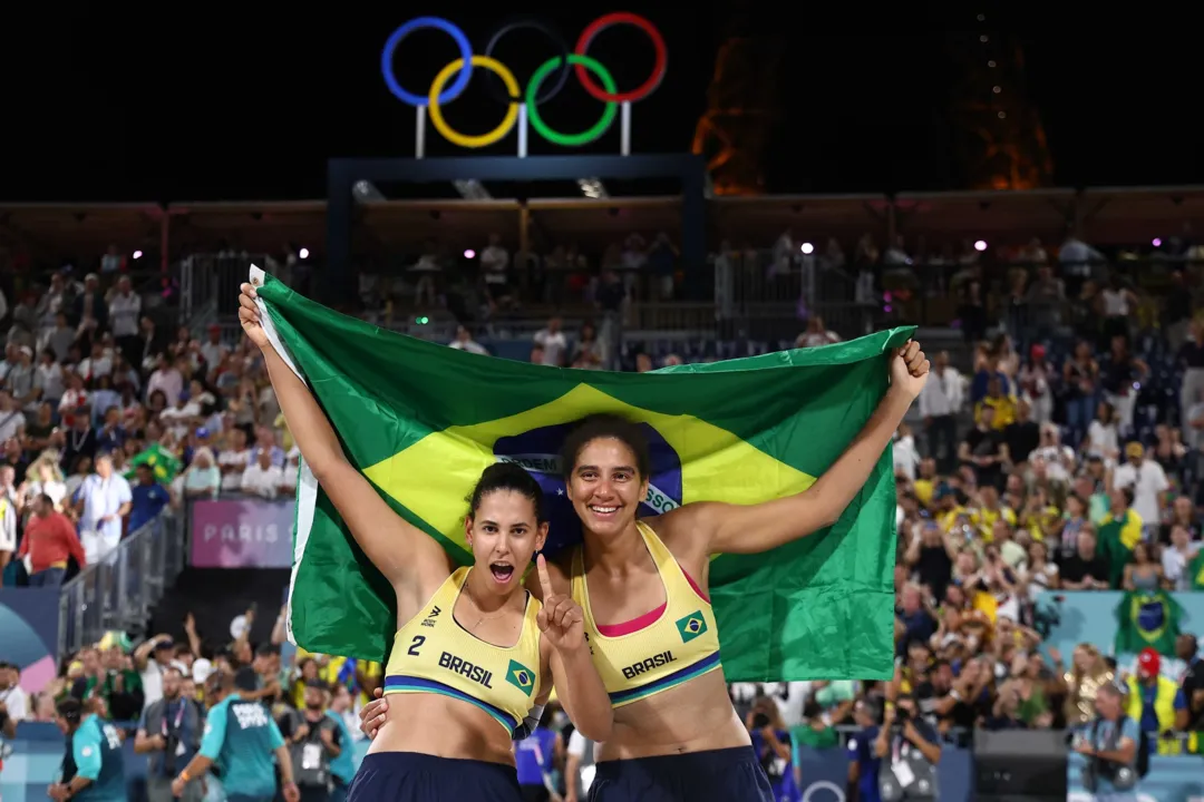 Ana e Duda comemorando medalha de ouro