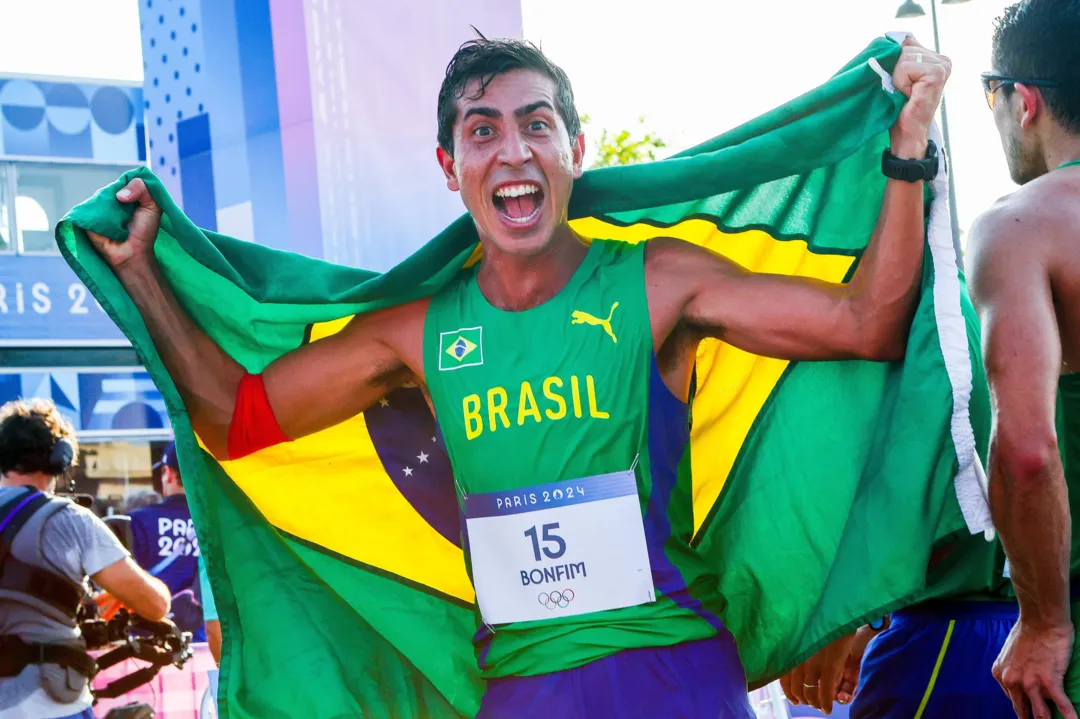 Caio Bonfim comemorando medalha de prata