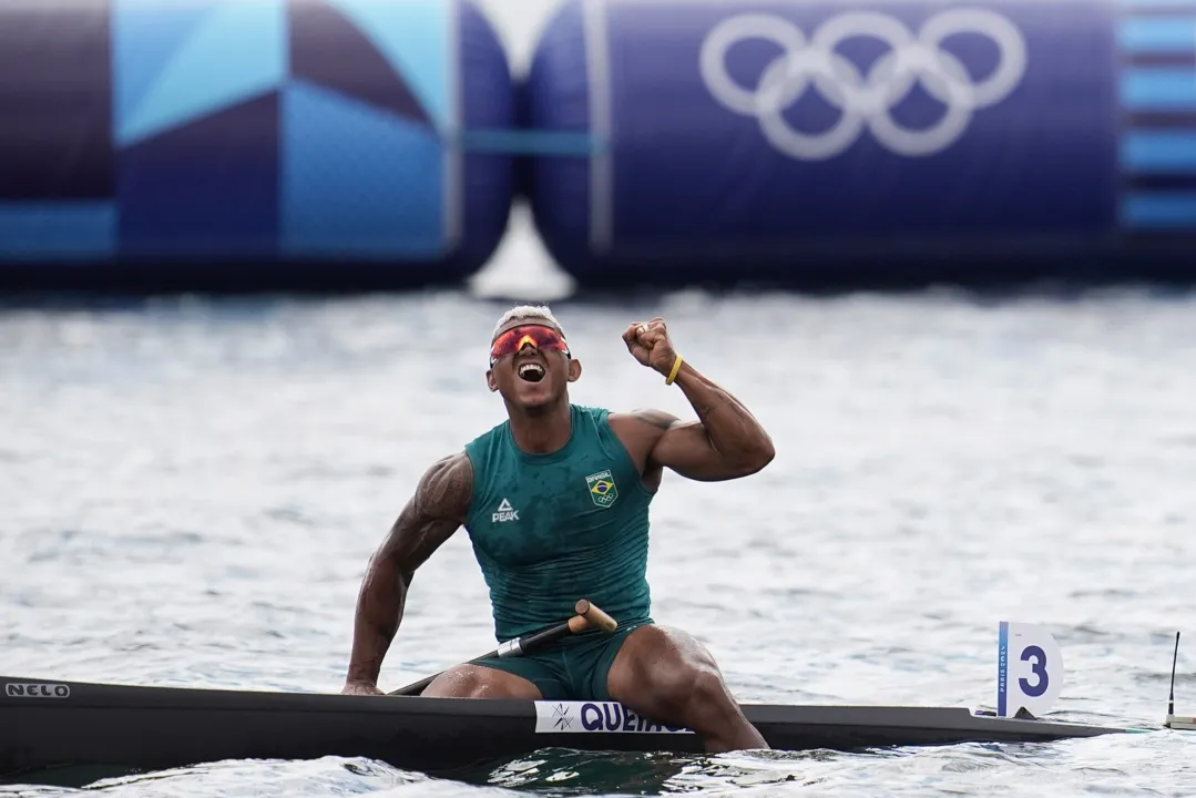 Isaquias comemorando conquista da medalha