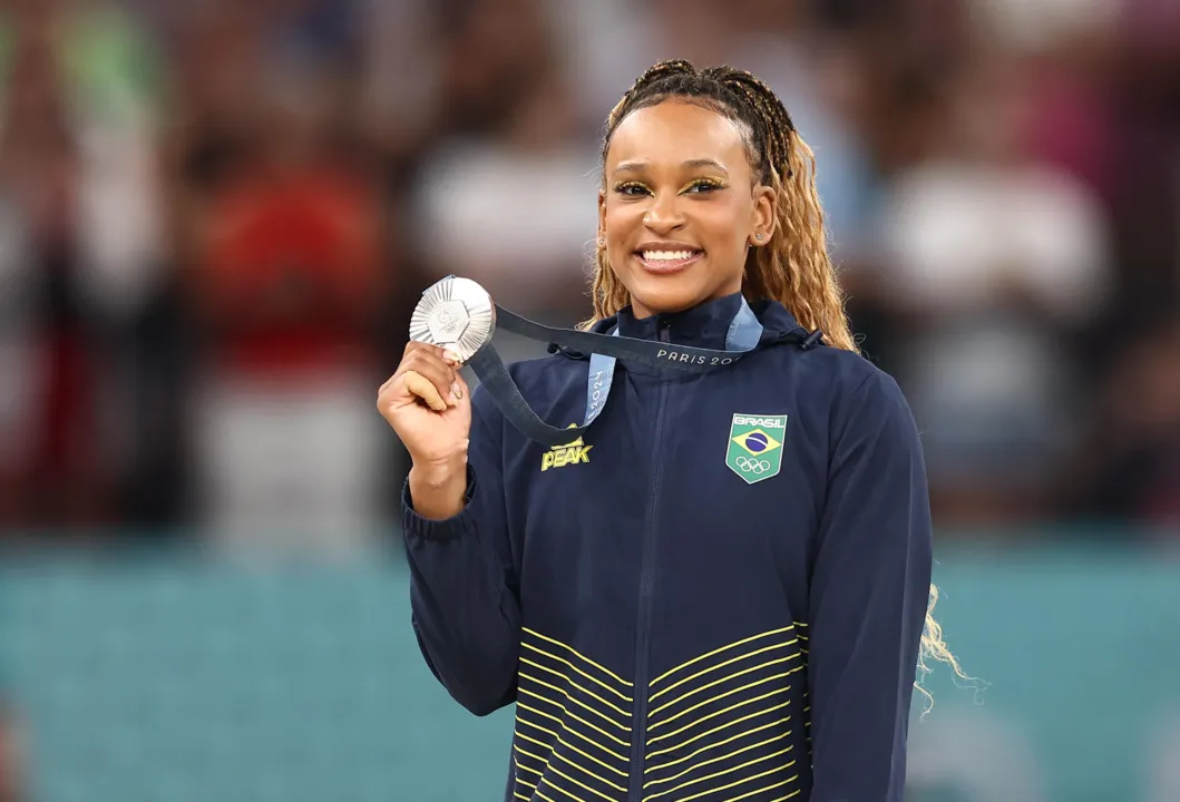 Rebeca Andrade mostra medalha de prata no pódio