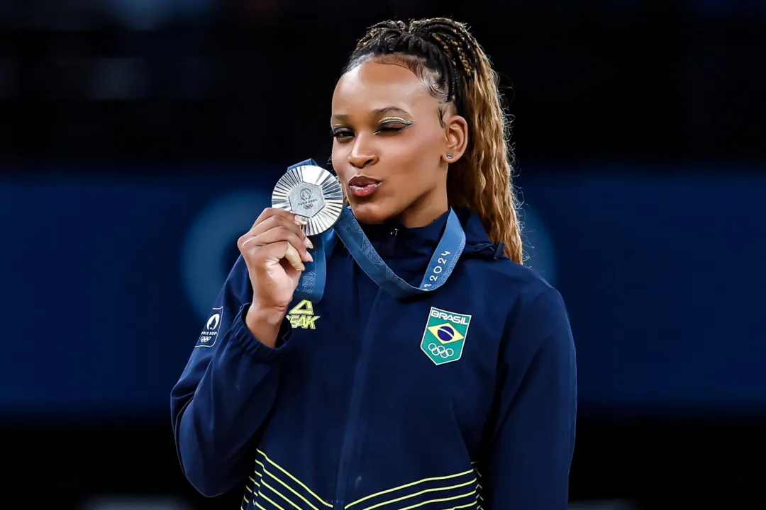 Rebeca Andrade com a medalha de prata