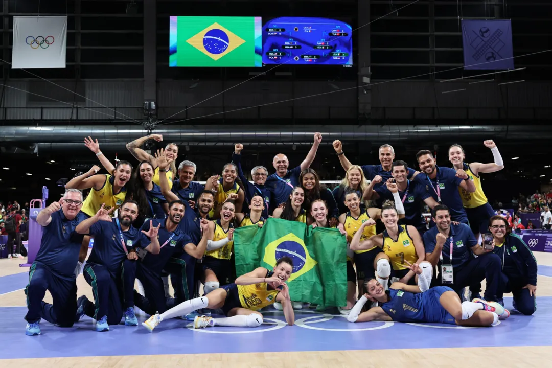 Jogadoras do Brasil comemorando a conquista do bronze