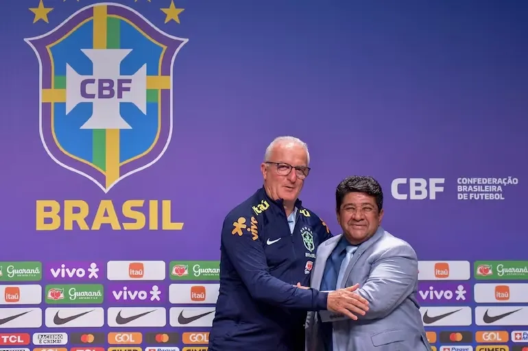 Técnico Dorival Jr. ao lado do prsidente da CBF Ednaldo Rodrigues