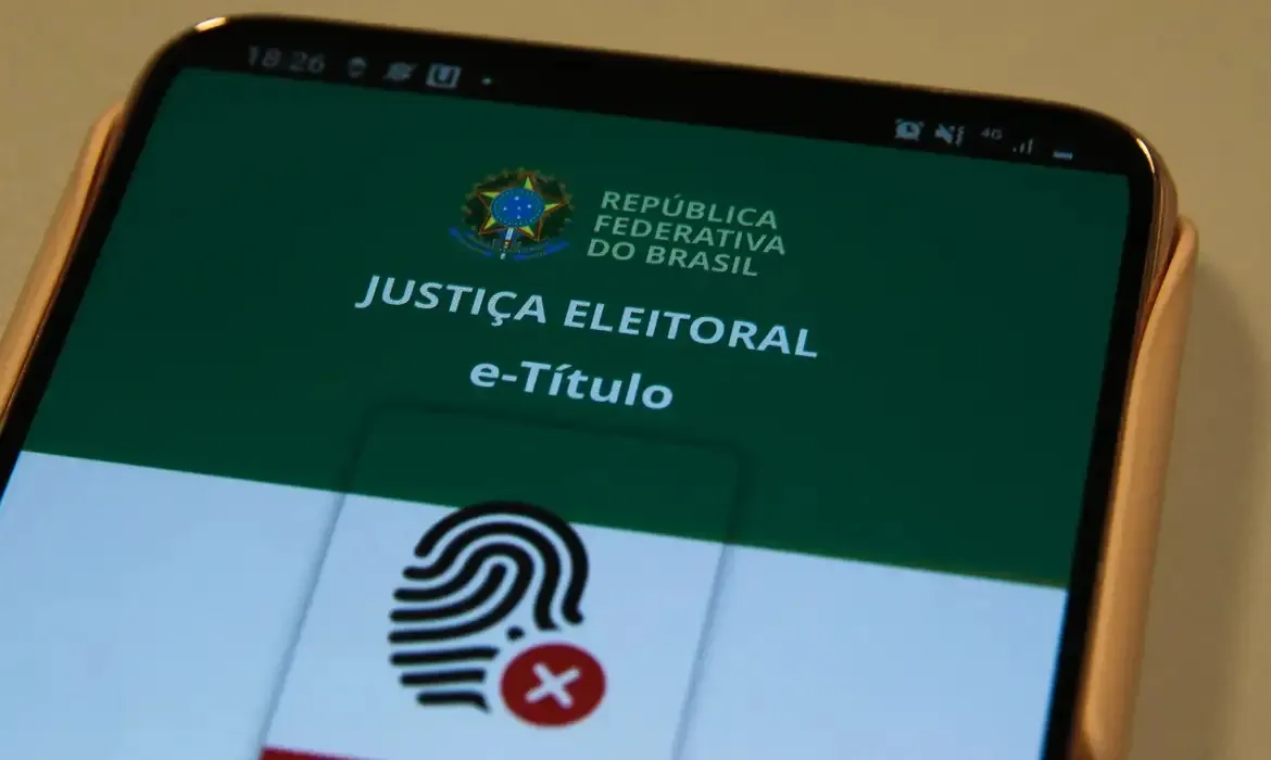 A justificativa é necessária porque o voto é obrigatório no Brasil para maiores de 18 anos