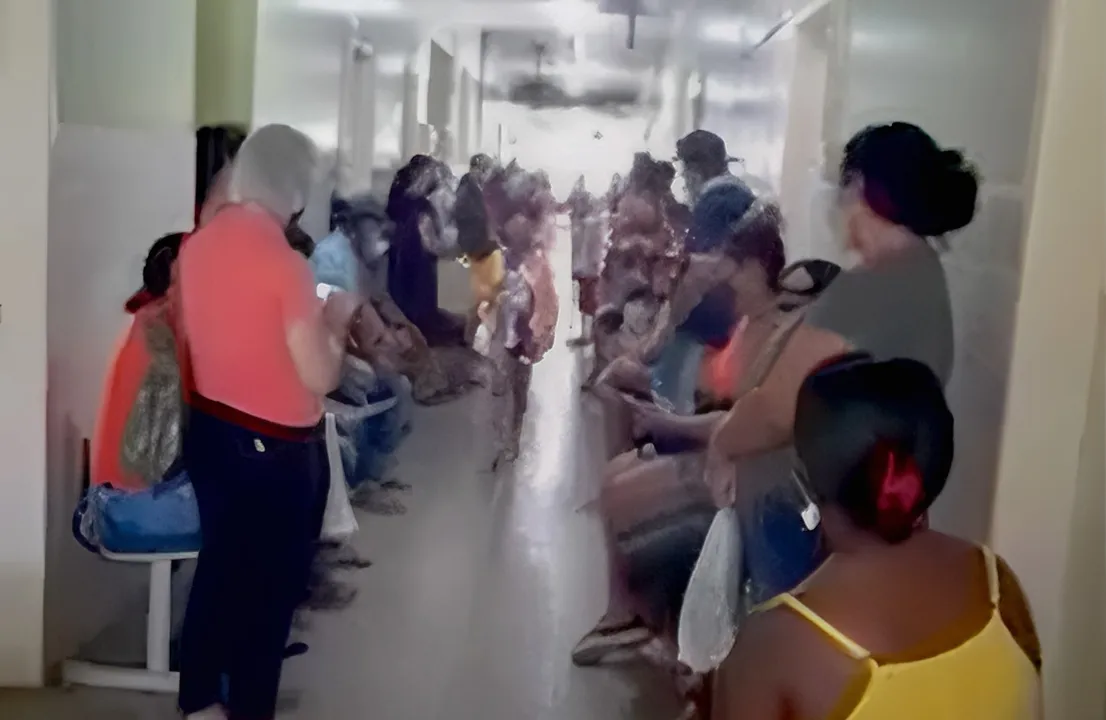 Fila de pacientes à espera de consulta no hosital Eurido Dutra, em Barreiras.