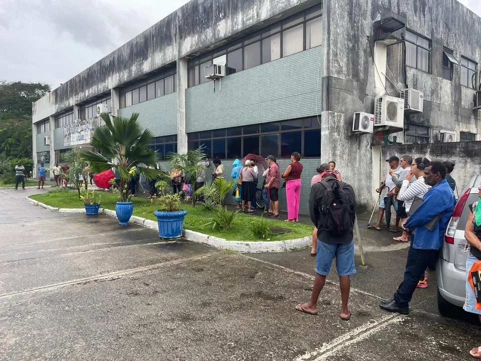 Usuários do SUS enfrentam longas filas e chuva para marcar consultas e exames em Dias d´Ávila