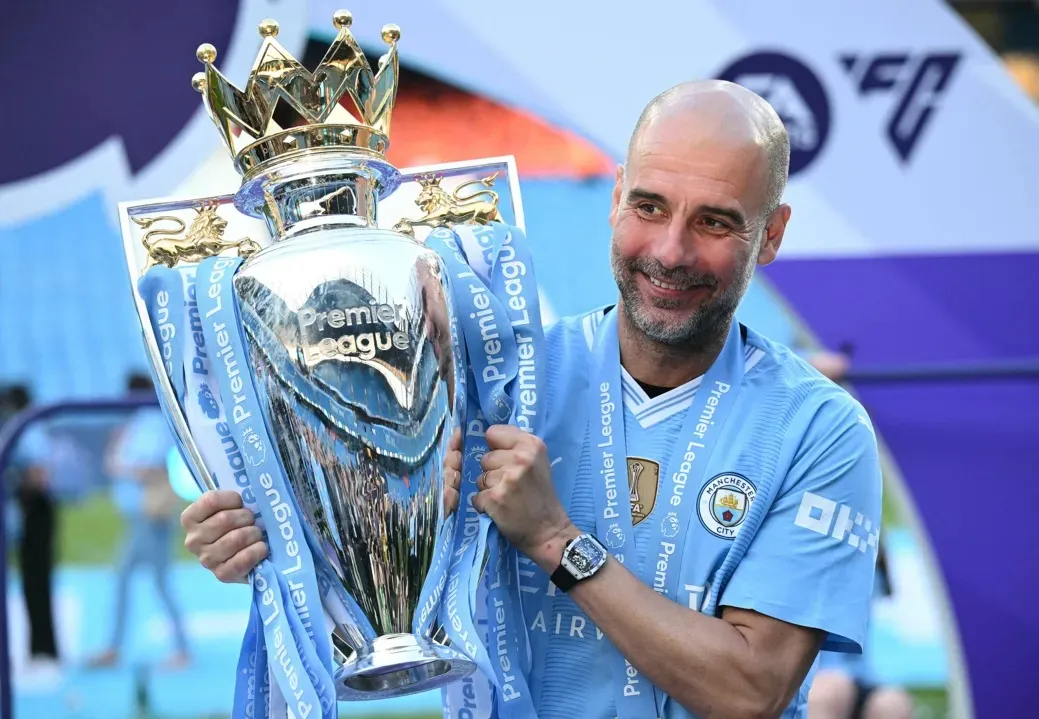 Guardiola com a taça de campeão da Premier League