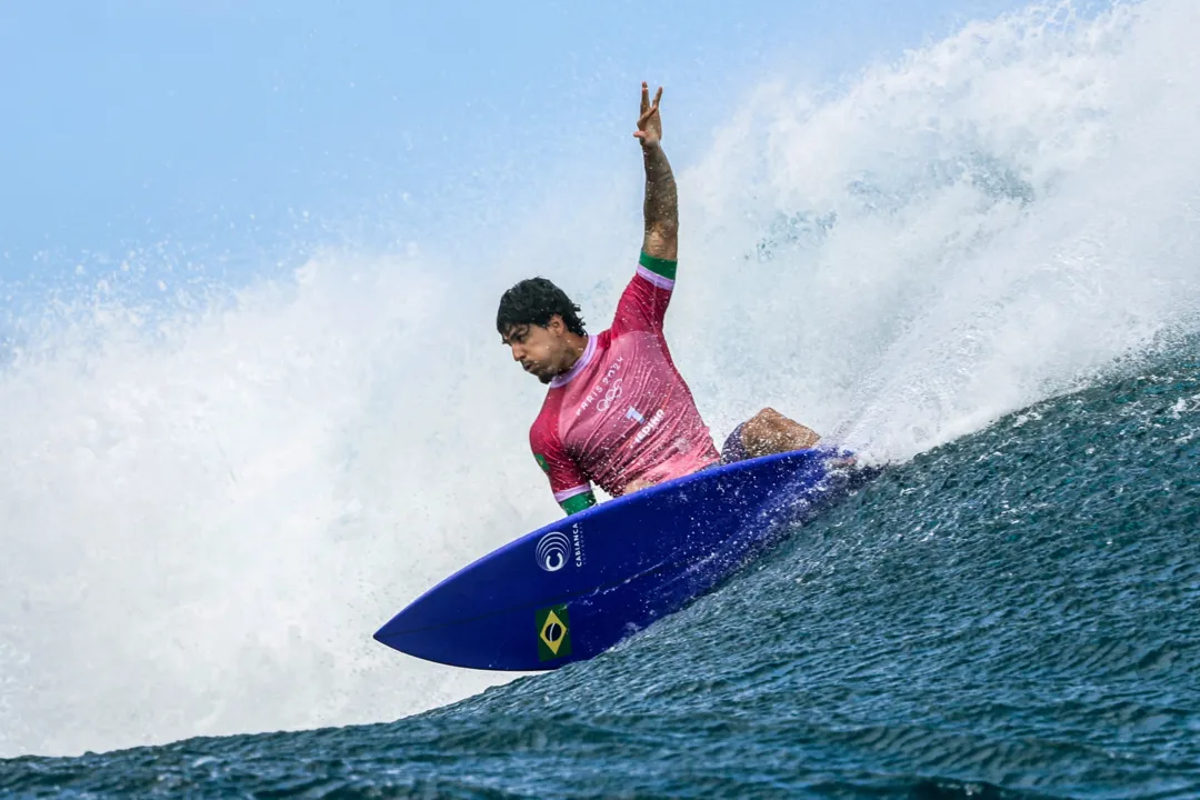 Imagem ilustrativa da imagem Em mar com poucas ondas, Medina perde na semifinal; Tati avança